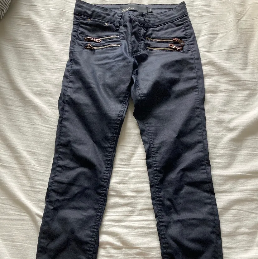 Byxor från MQ, använda fåtal gånger, en häll som gått upp lite men som lätt går att fixa. Står W26 men skulle säga att de är som 24. Nypris 599. Jeans & Byxor.