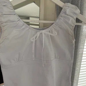 Unif - Funderar på att sälja min unif rox top eftersom den inte riktigt passar min stil längre. Den har lite märken vid armhålorna och skickar gärna bild på det som så önskas men inte jätte synligt enligt mig:) perfekt topp nu till sommaren