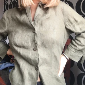 Retro skjorta - En grön skjorta köpt på Beyond retro, svin snygg att ha knäppt samt ha öppen med ett linne! Väldigt bekvämt tyg! I en militärgrön färg som e skit snygg till våren! 