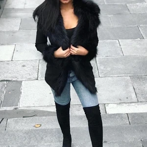 Svart jacka med fusk pälskrage - Jacka med fuskpälskrage. Från dennis maglic. Aldrig använd endast provad. Nyskick. Fraktae helst, köparen står för fraktkostnad på 60kr.