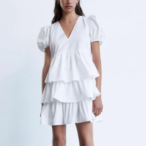 Vit klänning  - Populär klänning från zara, perfekt till studenten eller bara som en sommarklänning🤍 buda gärna i kommentarerna !! Oanvänd med prislapp kvar