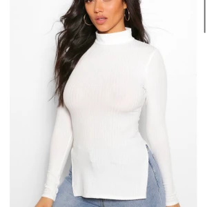 Tröja med slits - Säljer en jätte fin tröja från Boohoo som är helt oanvänd då den passar ej mig i storlek. Storlek, XS Ribbad och tunn material, med två slitar på sidorna