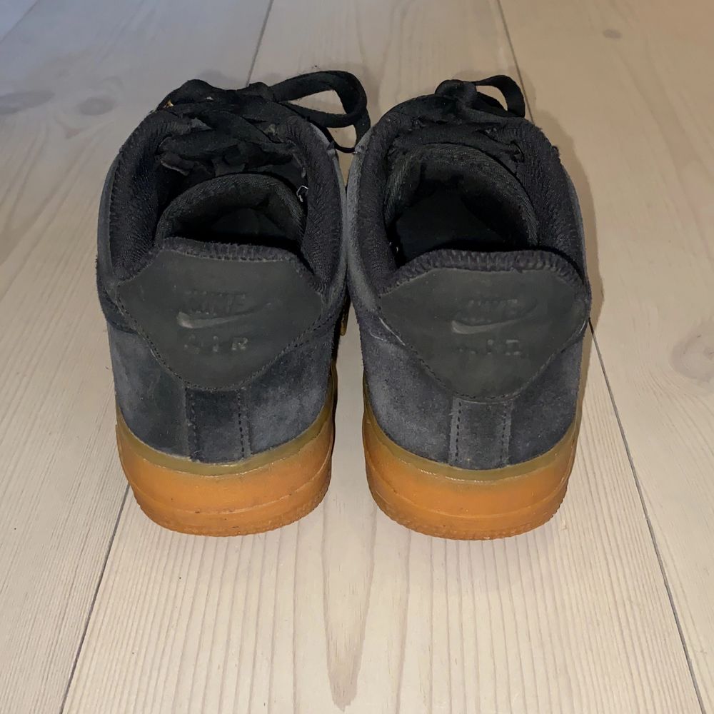 Säljer ett par svarta Nike AirForces 1 skor med brun/gul sula. Storlek 37,5. Material: mocka. Skorna är ganska använda samt lite slitna invändigt på höger sko, & därför är priset lågt. Ingen retur. Kan mötas upp i Stockholm. Pris: 200kr (+frakt ifall så behövs).. Skor.