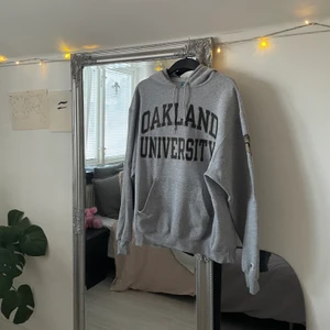 Champion-hoodie - Champion-Hoodie med Oakland University-tryck! Bra skick förutom att det är lite målarfärg på den vänstra armen! (Köparen står för frakten)
