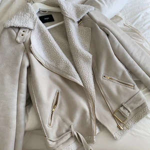 Jacka i perfekt skick strl xs  - Bild på finns längre ner i min profil 💖 Suuuperfin och bekväm men kommer tyvärr inte till användning. 