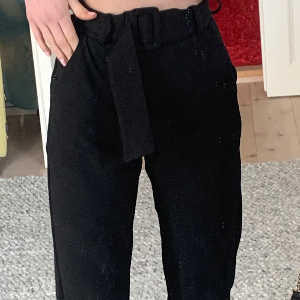 Ginatricot gammal modell kostymbyxor🌺 Jag är 170 och de är lite korta på mig, skitskönt tyg material. Bältet går att ta av, frakt tillkommer. Jeans & Byxor.