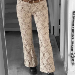 Byxor - Söta utsvängda byxor. Har en fläck på benet, kan skickas fler foton. Är 163 cm