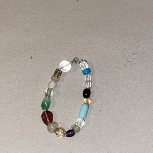 Armband  - Superfint handgjort armband gjort av glaspärlor! Funkar till allt!! 