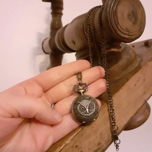 Fickurshänge med söt uggla - Långt halsband med uggla pp som går att öppna, tyvärr funkar ibte själva klockan 