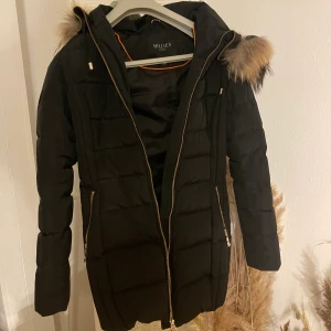 Vinterjacka - Super fin jacka från Hollies äkta såklart. Parfekt för kalla dagar. Pälsen är fake men vänligt bra gjort ser ut som äkta därav priset den köptes för 5000kr