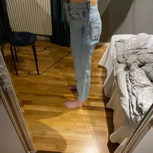 Jeans i storlek 40 - Säljer mina mom jeans som är i väldigt bra skick! Säljer pga det har blivit för stor. Köpte för 500kr och säljer för 200 + frakt🤎