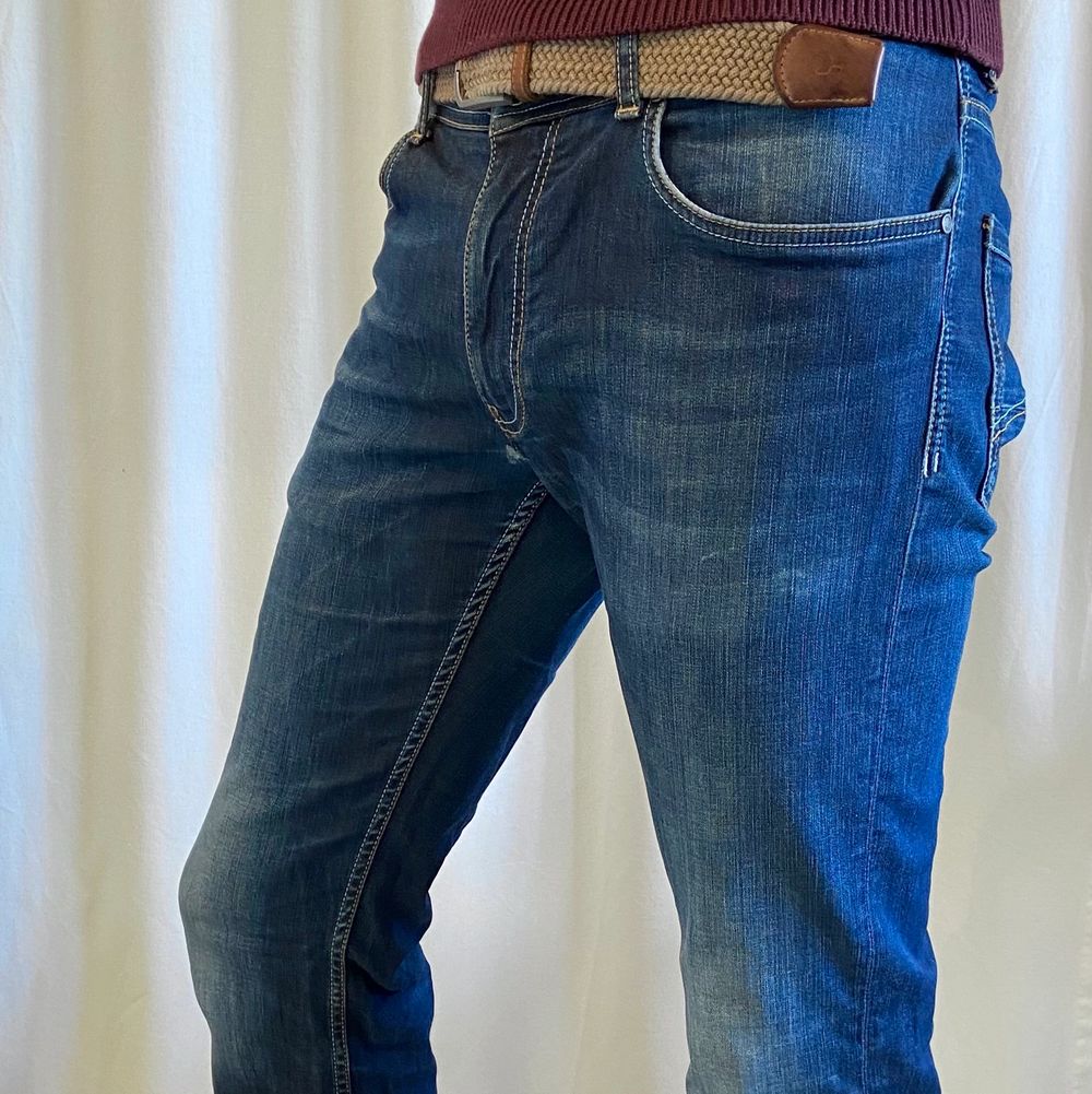 A « Regular Straight » Marlboro Classics Jean in a pretty good shape. It has a tiny use hole in between the legs, barely visible. It’s very comfortable and slightly stretchy. I can send you extra pictures if you’d like. Price new: 120€. Jeans & Byxor.