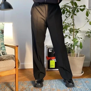 Kostymbyxor  - Snygga svarta kostymbyxor i W30 och L32-34. Köparen står för frakten!💞