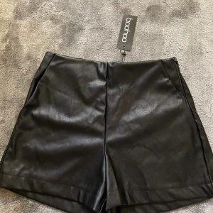 Skinn shorts - Säljer ett par as balla skinn shorts (inte äkta skinn såklart). Dessa är helt oanvända med lappen kvar, säljer då de tyvärr inte passade mig. Storlek 38💕