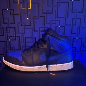 Jordan 1 Mid game royal - Jordan 1 mid game royal i väldigt bra skick. Kvitto och original box medföljer. Finns ej längre i butik