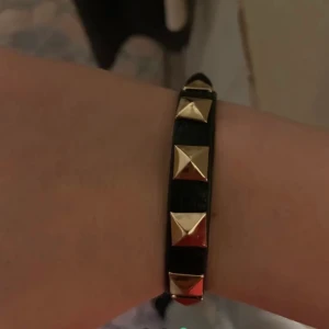 Valentino inspererande armband - Säljer mitt valentino inspererande armband som är använt några få gånger, hör av dig privat för fler bilder💞💕(lånad bild)