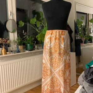 Superfin långkjol från Ginatricot  - Fin, knappt använd då jag inte är en kjolperson riktigt. Härligt tyg, perfekt till sommaren. 