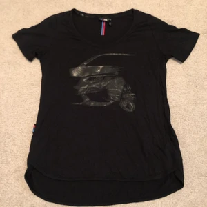 T-shirt  - 💛 T-shirt/topp från märket BMW, storlek XS. Nyskick. Kan fraktas eller mötas upp 📮