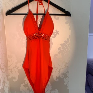 Dag Adom baddräkt  - Baddräkt från Dag Adom, köpt i Teneriffa för runt 2 år sedan. Aldrig använd. Bra skick. 