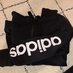 Adidas svart hoodie - Adidas svart hoodie. Mycket bra skick. Storlek XS/S. Frakt tillkommer 