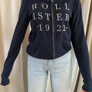 Hollister zip tröja  - Jätte fin och skön hollister tröja.