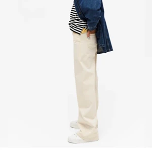 Vida Jeans - Monki  - Säljer dessa trendiga vida jeans i beige/off white färg från Monki🤍 fint skick, men finns små fläckar (dock inget man lägger märke till)! Storlek 28 men skulle säga att de passar någon med typ 36💓 bra i längden på någon runt 170 cm✨ frakt ingår inte☺️