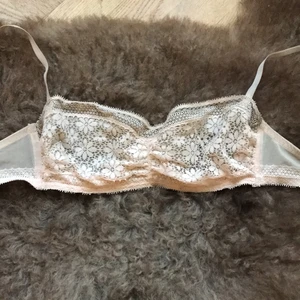 BH - Beige/ljusrosa BH med bygel utan vaddering. Har en del missfärgningar men är väldigt fin ändå! Lappen är bortklippt men är troligtvis C-kupa