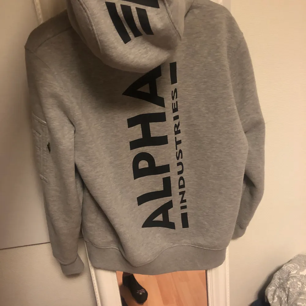Alpha hoodie, fint skick använd få gånger. Nypris 1200kr🖤 jätteskön hoodie säljer den då den är förstor för mig och den aldrig kommer till användning🖤 . Hoodies.