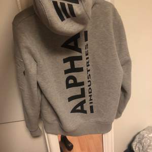 Alpha hoodie, fint skick använd få gånger. Nypris 1200kr🖤 jätteskön hoodie säljer den då den är förstor för mig och den aldrig kommer till användning🖤 