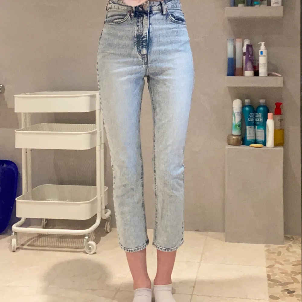 Croppade jeans från H&M, helt oanvända och säljer då jag fick dem men inte får någon användning av dem. De är i väldigt bra kvalitet och liknar de kända Levis jeansen i modellen 501. De passar ganska bra på mig som vanligtvis har S. För referens så är jag 180cm. Kontakta mig gärna om du har frågor! OM ANNONSEN FINNS KVAR FINNS PLAGGET KVAR🥰🥰. Farkut & Housut.