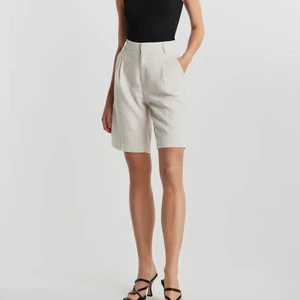 Shorts - Jättefina och bekväma linneshorts från Gina tricot i storlek 36. Slutsålda på hemsidan. Köparen står för frakten 🥰 priset är exklusive spårbar frakt ☺️ de har tyvärr en liten liten fläck högt upp på baksidan som knapp syns