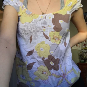 Fin blus - Superfin blus med blommor på, luftigt och tunnt material