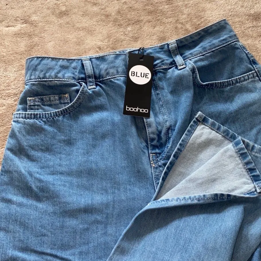 Helt nya oanvända jeans från Boohoo. Slutsålda och säljs pga dem inte kommer komma till användning💕 Frakt på 66kr tillkommer🚚📦 . Jeans & Byxor.