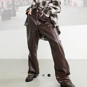 Bruna skinnbyxor  - Bruna skinnbyxor från asos som är helt slutsålda. Storlek W32 men skulle säga att de passar en med storlek 40. Aldrig använda 🥰