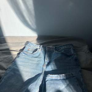 Säljer dessa jeansen jag köpt på forever 21 i London för något år sedan. 💫  Jag har haft dem mycket så de är i begagnat skick men är fortfarande fina och har mycket kvar att ge. Lite stretchiga i materialet så de är väldigt sköna🧸. Kontakta om du har frågor eller vill ha fler bilder!