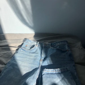 Blå jeans 💙 - Säljer dessa jeansen jag köpt på forever 21 i London för något år sedan. 💫  Jag har haft dem mycket så de är i begagnat skick men är fortfarande fina och har mycket kvar att ge. Lite stretchiga i materialet så de är väldigt sköna🧸. Kontakta om du har frågor eller vill ha fler bilder!