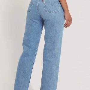 Levi’s ribcage straight  jeans i storleken 27/32. Jeansen är i mycket fint skick, inga skador eller fläckar. Säljer pga för stora. För fler bilder skicka till mig😊.