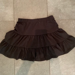 Volangkjol - Säljer min helt nya svarta volangkjol för att den var för liten för mig och jag är en stor S - liten M 🖤