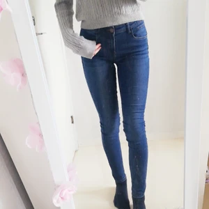 Noisy May blåa Jeans - Jeansen är använda fåtal gånger och är i väldigt bra skick. Jeansen är i storlek W28 L32. Dem har blivit för små för mig och det är därför jag säljer dem. De är otroligt sköna, lågmidjade och exceptionellt stretchiga. Kostnaden utan frakt är 50 kr och med frakt 80 kr. 