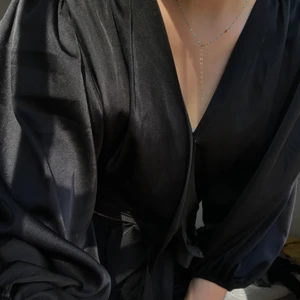 Svart blus! - Snygg svart blus som kan användas till alla tillfällen- allt från skola till fest! Det är en vringad magtröja som knyts framför magen