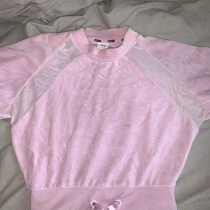 Puma tröja i rosa samett  - Säljer min puma tröja pågrund av att den inte kommer till användning, men super skön och i jätte bra skick! 