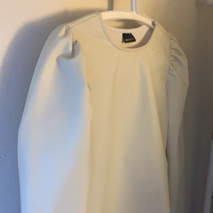 Tröja Gina Tricot strl S - Oanvänd hyfsat ny, sitter som en S, matrialet är åt det skinniga hållet (frakten betalas själv)🤎