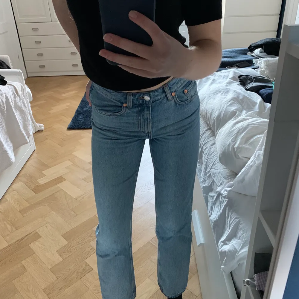 Asnajs raka ljusblå jeans från Weekday! Modell Voyage, Storlek 26. Nypris 500 kr, skriv till mig om du är intresserad eller har frågor!💕💞. Jeans & Byxor.