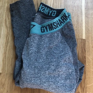 Träningsbyxor  - Ett par skit snygga träningsbyxor från gymshark i storlek M men passar S också. Säljer då dom inte kommer till användning längre, dom e lite slitna på sömmen bak (sista bilden) men annars jättebra skick! Skriv för mer info💗