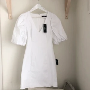 Vit klänning från Lulus - En jättefin vit klänning från Lulus. Bra student klänning! Köptes för 600kr och är helt oanvänd, lappar är fortfarande kvar. I storlek S. 