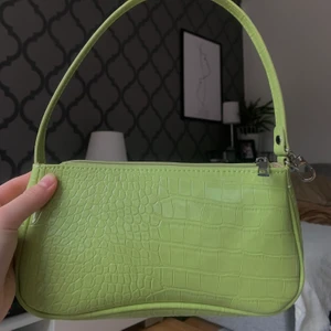 Väska - Säljer denna väska från shein för den inte kom till användning. Frakt-62kr