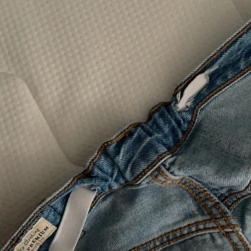 fina levis jeans i modellen ribcage. köptes sommarn 2020 men fortfarande fint skick. går att ta bort resorbandet i midjan. Jeans & Byxor.