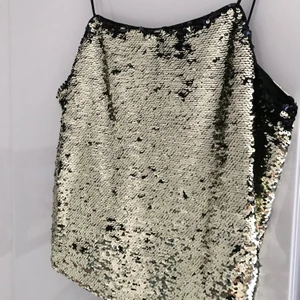 Glitterlinne - Festligt linne som kan skifta från guld till mörkblått! Den är inte tightsittande utan ganska lös. Aldrig använt 💜