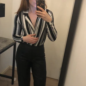 Skjort-body - Säljer denna fina randiga ”skjortan” i mjukt material som faller super fint, en body 🌸 storlek XS