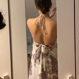 Halter neck  klänning - Intressekoll för denna fina halterneck klänning jag sytt om själv! Säljer endast vi bra bud!